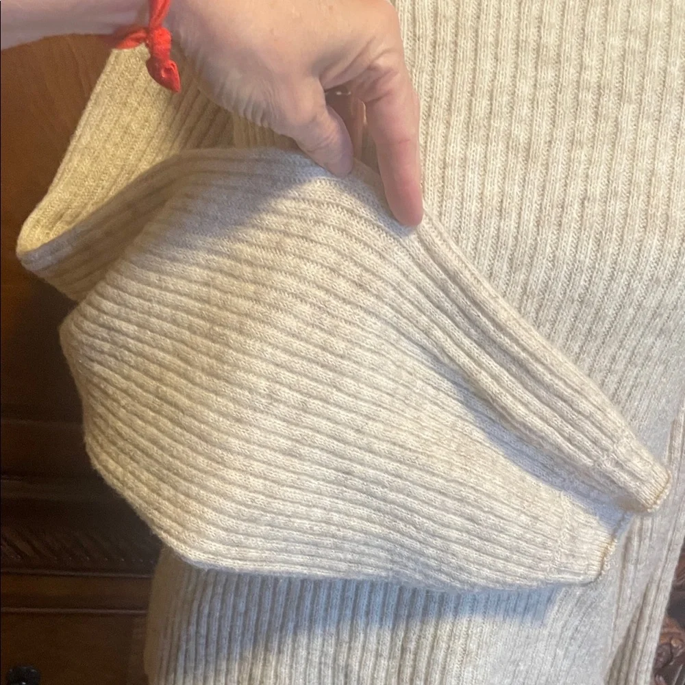 POL Oatmeal Turtleneck Backless Sweater Size Medium - Picture 4 of 10
